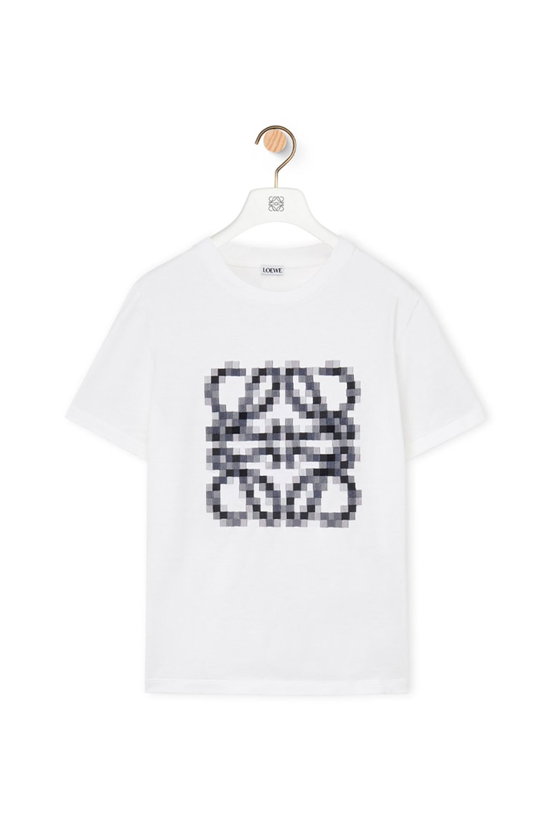 LOEWE Koleksi SS23 Ngasih Desain Pixel 8-bit 