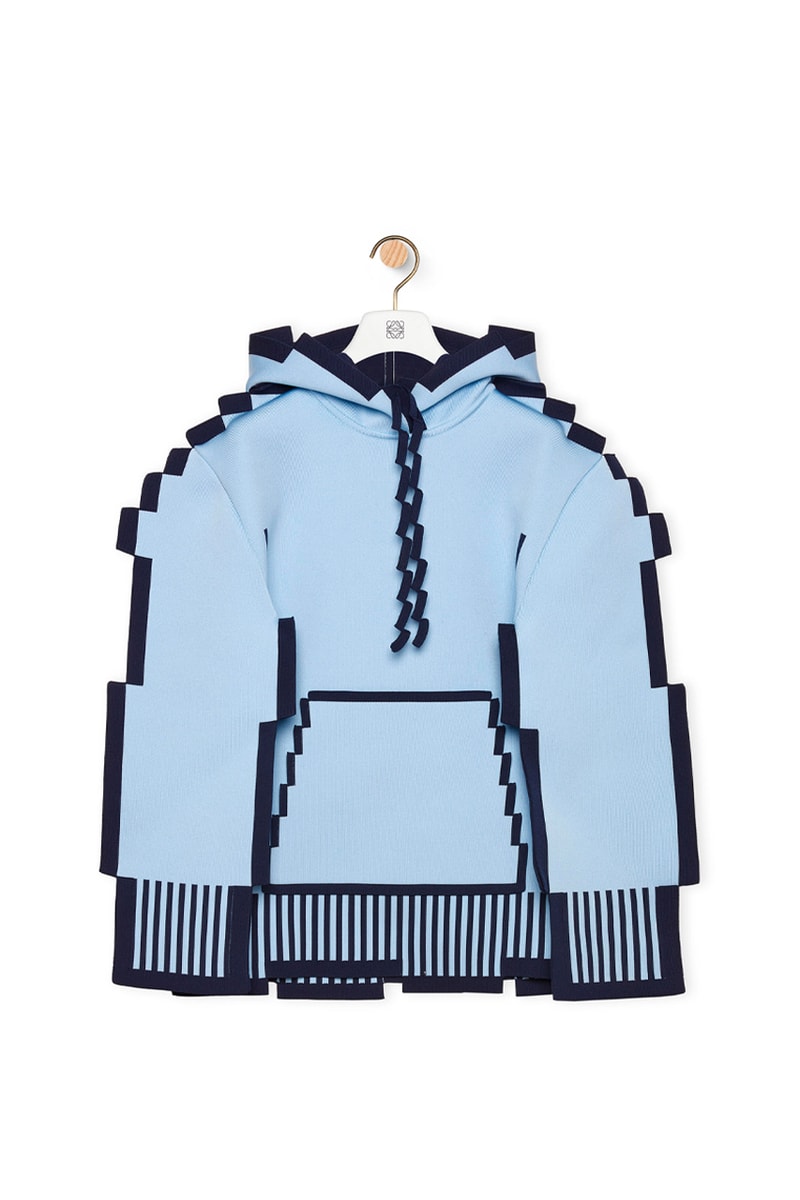 LOEWE Koleksi SS23 Ngasih Desain Pixel 8-bit 