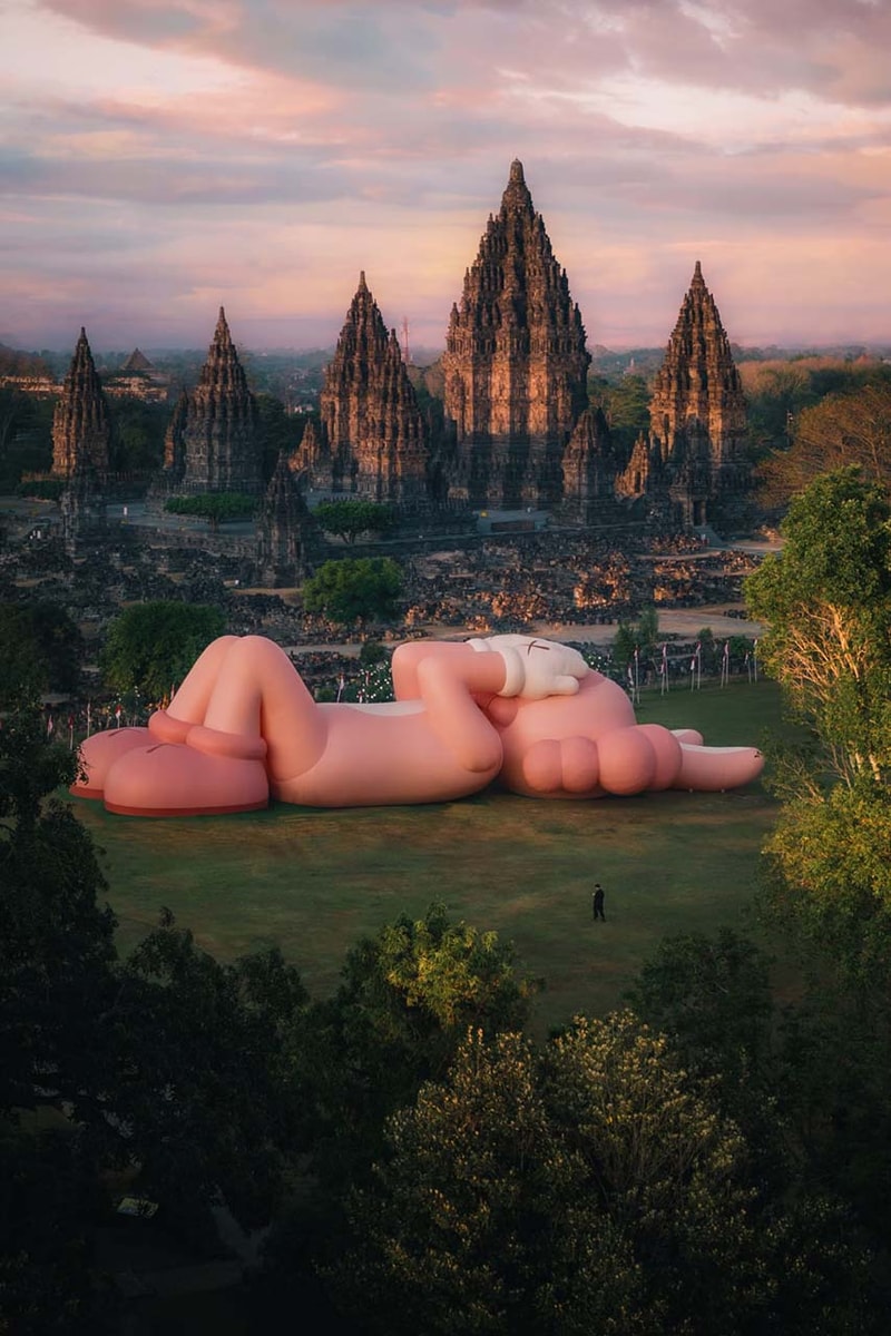 ‘KAWS:HOLIDAY’ di Candi Prambanan Telah Dibuka