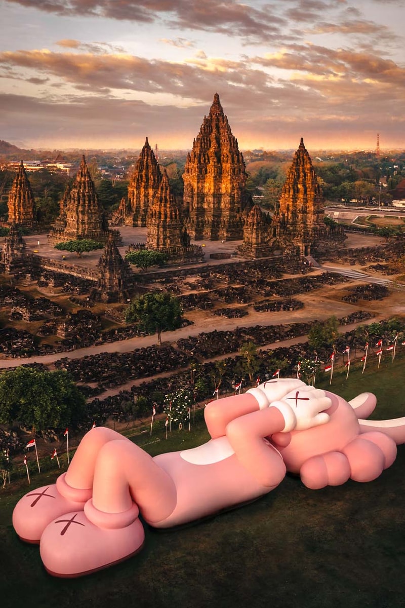 ‘KAWS:HOLIDAY’ di Candi Prambanan Telah Dibuka
