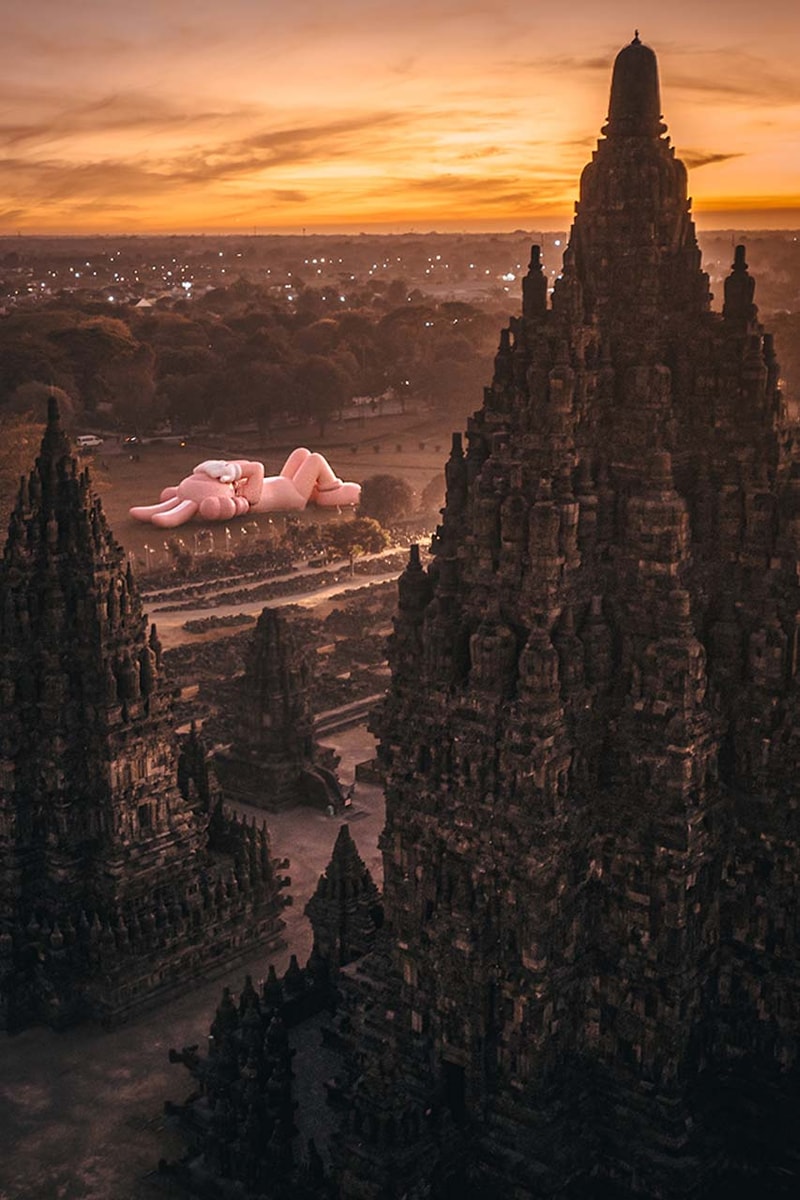 ‘KAWS:HOLIDAY’ di Candi Prambanan Telah Dibuka