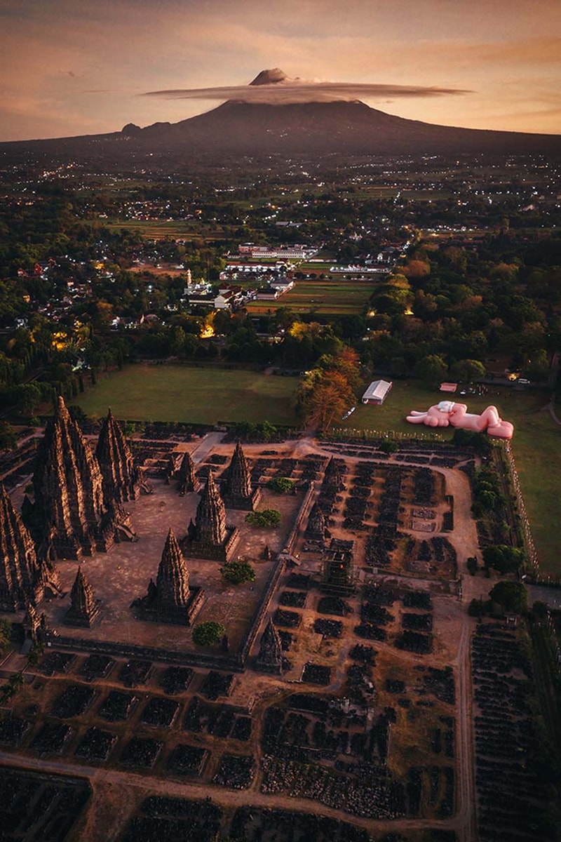 ‘KAWS:HOLIDAY’ di Candi Prambanan Telah Dibuka