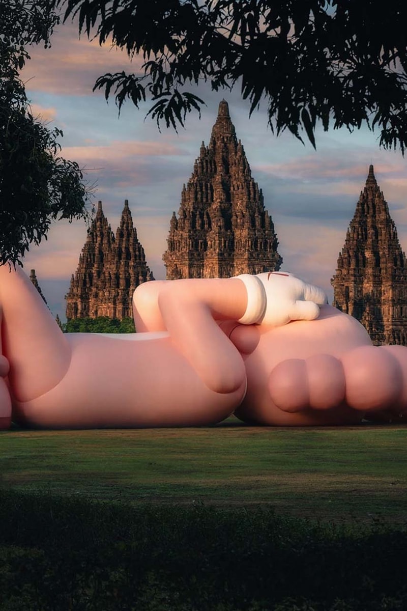 ‘KAWS:HOLIDAY’ di Candi Prambanan Telah Dibuka