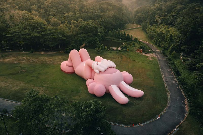 World Tour Vinyl Figure ‘KAWS:HOLIDAY' Hadir di Indonesia