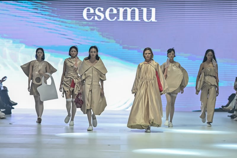 Esemu Nampilin Koleksi “Bunga Sedap Malam” Di Acara Fashion Force by Jakarta Fashion Week