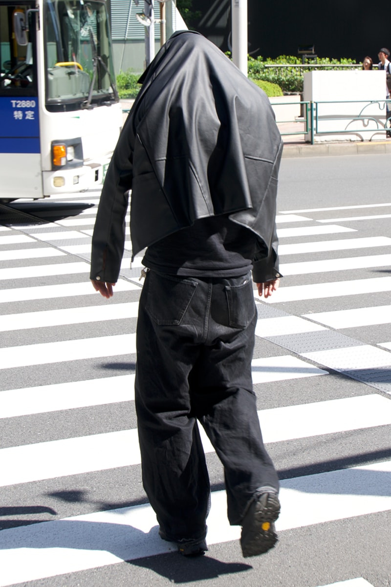 Room For Air Ngerilis Koleksi Oblique Leather Jacket
