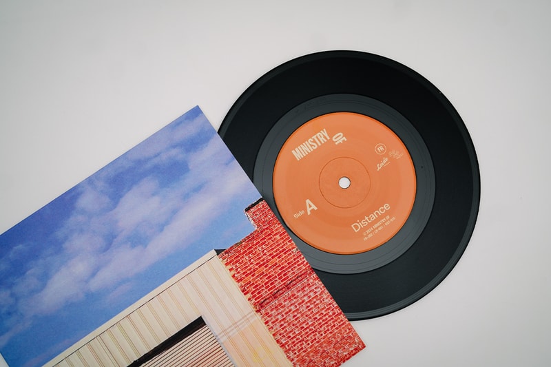 Ministry Of Ngerilis Single “Distance” dan “Ceiling” Dalam Format Vinyl 7 Inch