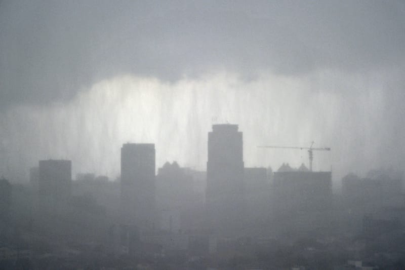 Hujan Jakarta Mengandung Mikroplastik, Publik Diimbau Pake Masker