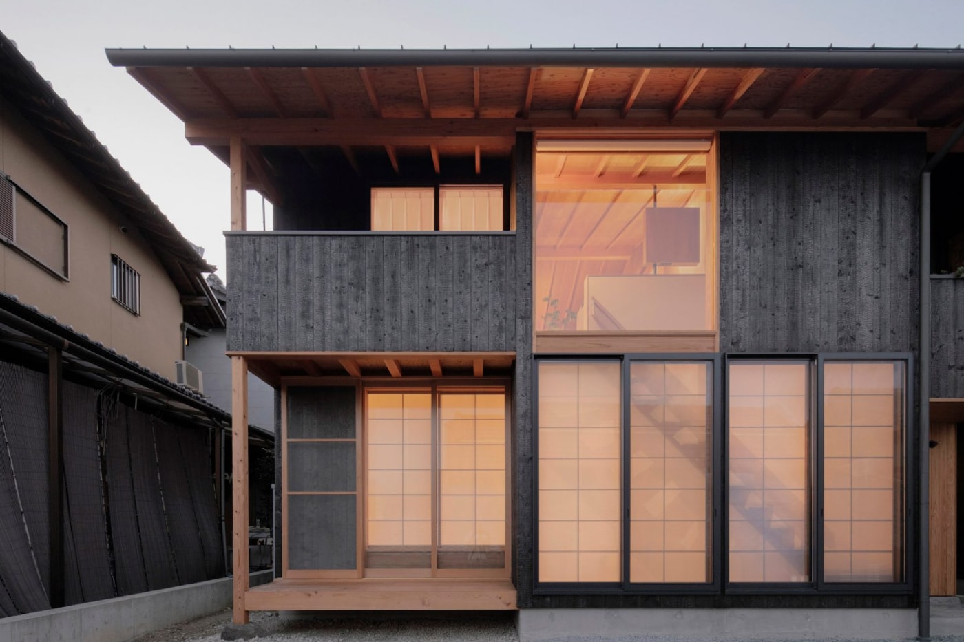 Rumah di Osaka Karya Akio Isshiki Architects Berbalut Kayu Cedar Bakar