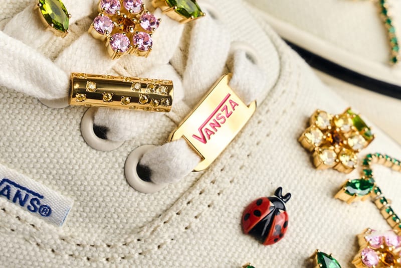 SZA Berkilau dengan Sneakers "VanSZA" Pertamanya