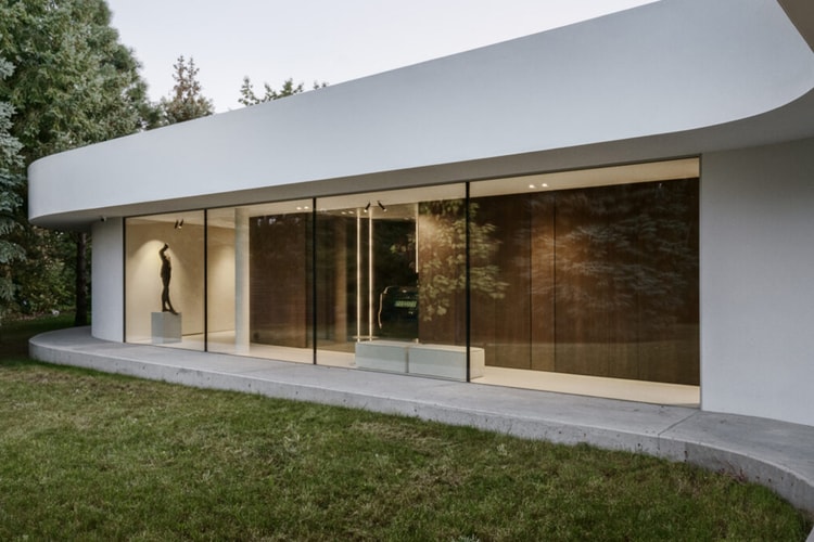 S House karya PL.architekci, Paviliun Elegan di Tengah Pepohonan