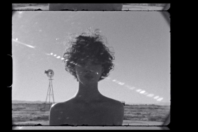 Nadia Lee Cohen dan Scarlett Carlos Clarke Luncurkan Buku Foto Misterius Terbaru ‘Podunk’