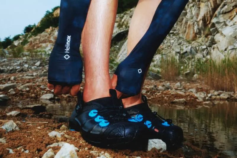 Helinox x Crocs Quick Trail Clog Tampil Menyala dengan Jibbitz “LUMINOUS SPLASH”
