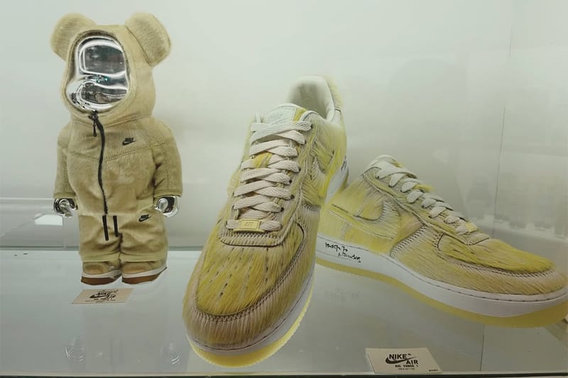Intip Perdana Medicom Toy x Nike Air Force 1 “BE@RBRICK” Berlapis Bulu Poni Sintetis Kuning