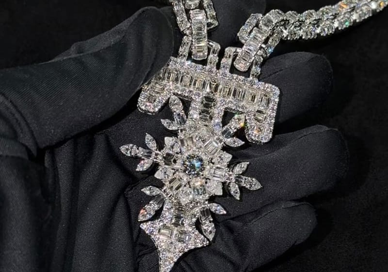Elliott Eliantte Rancang Kalung Kustom "Tina Snow" Bertahtakan Berlian untuk Megan Thee Stallion
