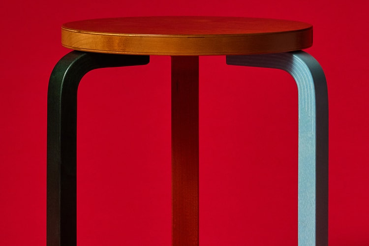 Paul Smith e Artek reimmaginano lo Stool 60 con una nuova limited edition