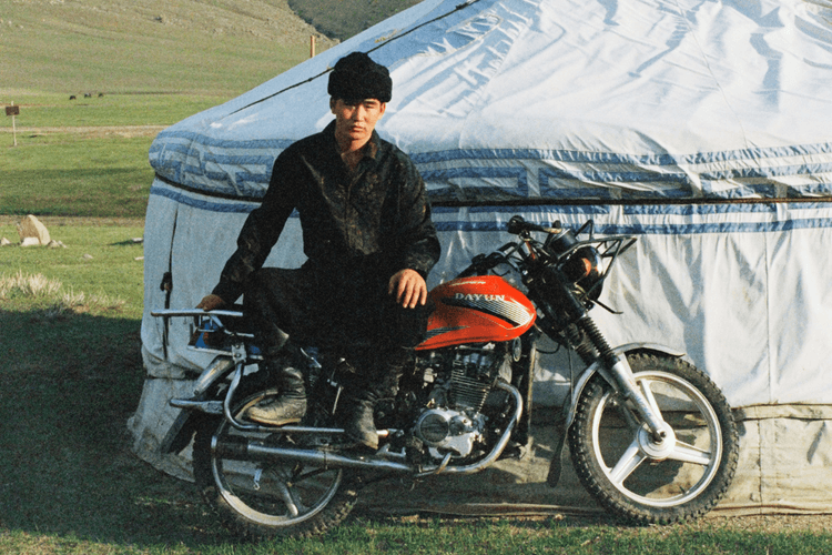 A Kind Of Guise galoppa tra i paesaggi della Mongolia per la FW25