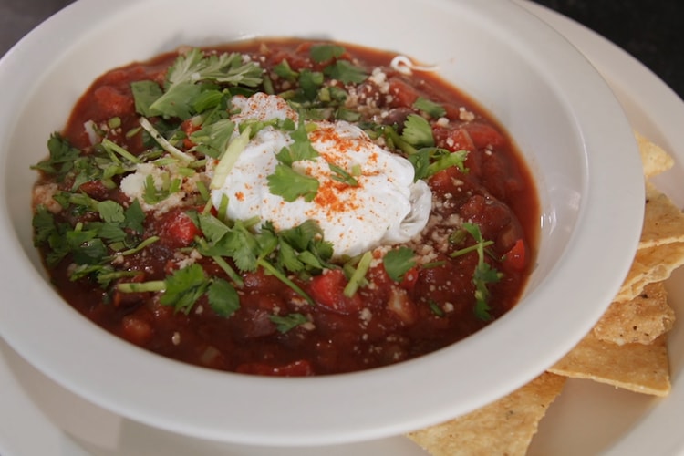 Jeremy Fall presenta la ricetta Shakshuka Chilaquiles nell’Episodio 4 di Waves