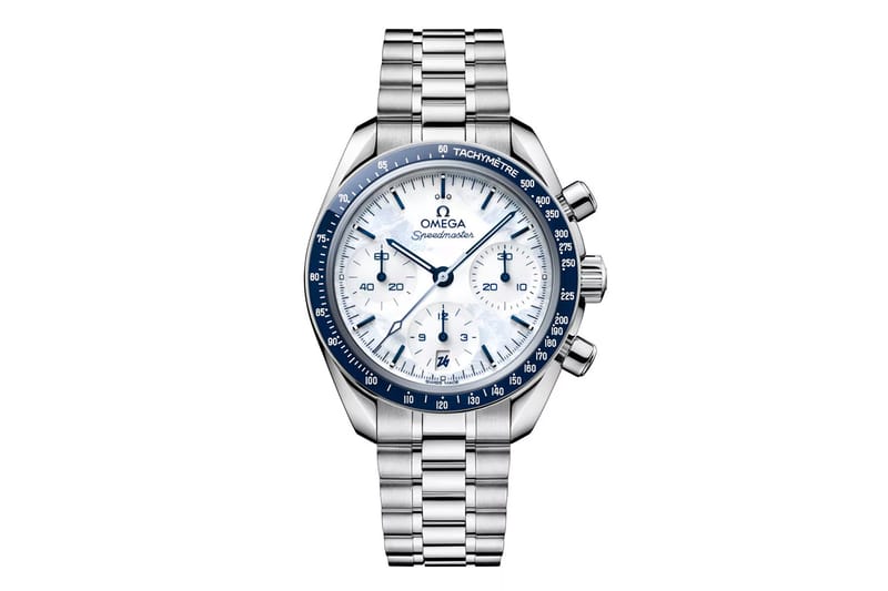 OMEGA svela lo Speedmaster Milano Cortina 2026 in blu ghiaccio: scatta il conto alla rovescia dei 100 giorni ai Giochi Olimpici Invernali