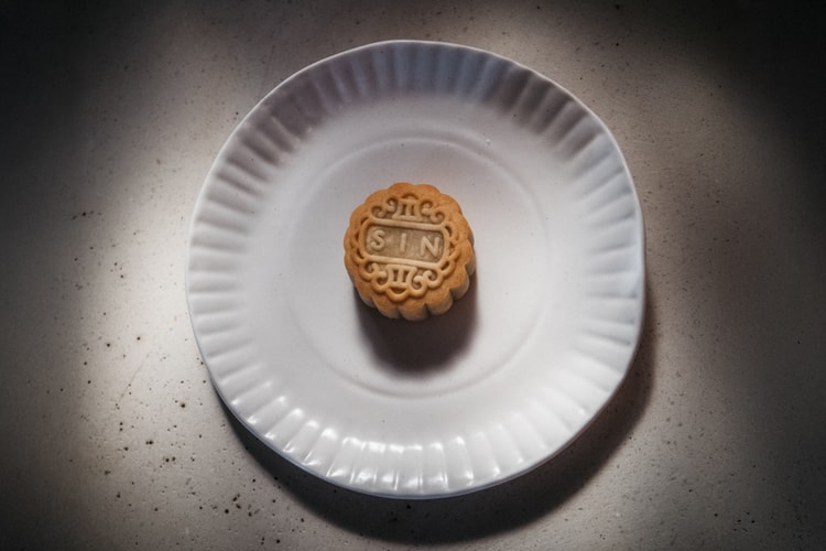 Il surreale 'Porcelain Paper Plate' rilanciato da SIN