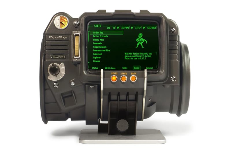 Bethesda presenta la replica funzionante in scala 1:1 del Pip-Boy 3000 di Fallout