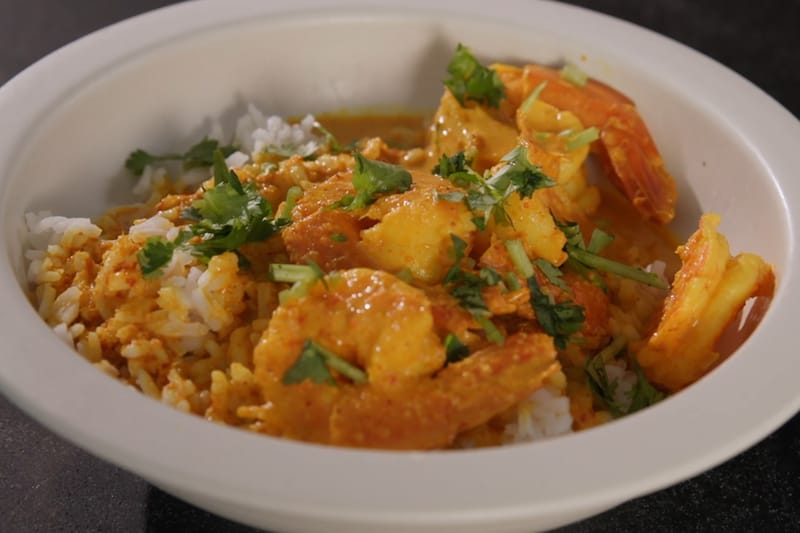 Jeremy Fall prepara la ricetta “Coconut Shrimp Curry” in pochi minuti nell’episodio 5 di Waves