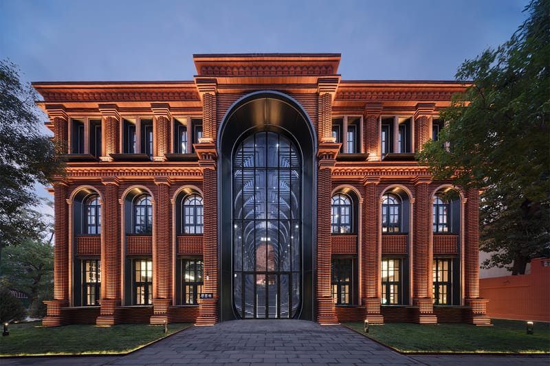 X+Living crea un tempio di ombre e storie per la libreria Zhongshuge a Tianjin