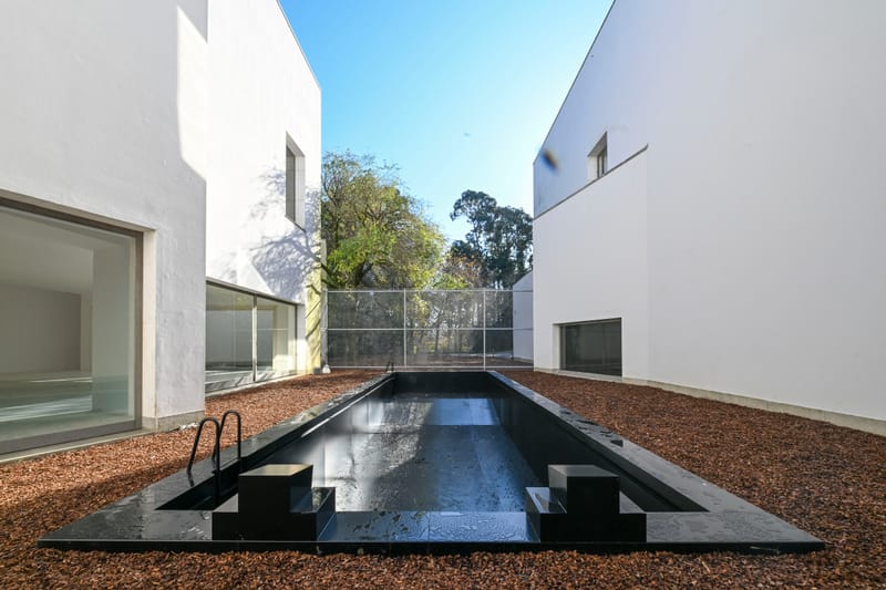 Anne Imhof inaugura la sua prima mostra personale al Serralves Museum in Portogallo