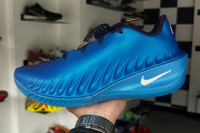 Prime immagini delle Nike GT Cut 4 “Metallic Blue”