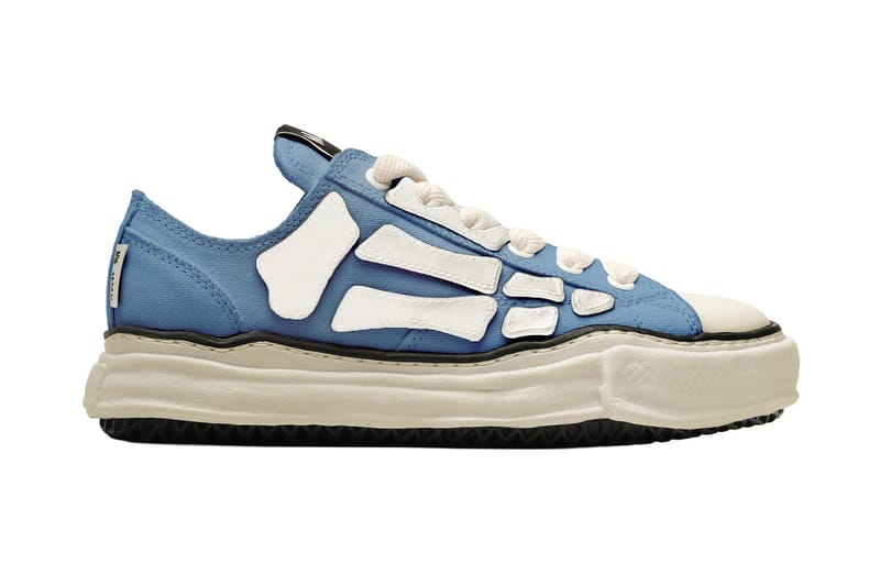 Le sneakers Bones AMIRI x Maison MIHARA YASUHIRO tornano in una nuova colorazione blu e bianco