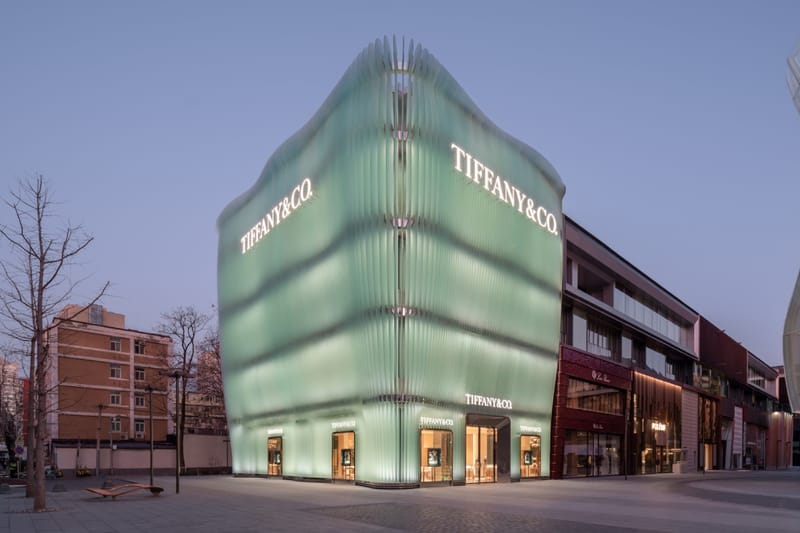 Veli di vetro: MVRDV avvolge Tiffany & Co. in un mare cangiante di pinne traslucide