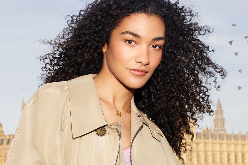 Olivia Dean è il volto del nuovo profumo Burberry