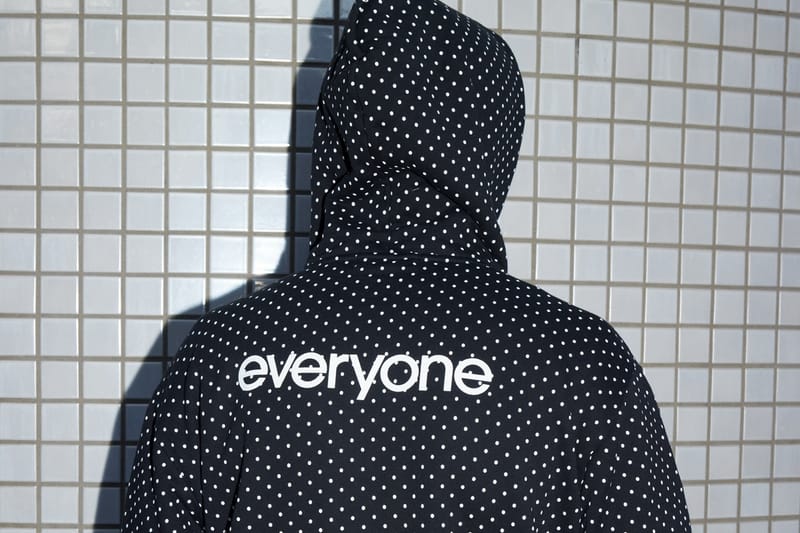 everyone porta la collezione SS26 a spasso per Tokyo