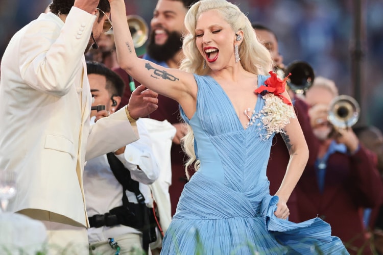 Fit Check: Lady Gaga si unisce al Super Bowl Halftime Show di Bad Bunny in un abito custom LUAR