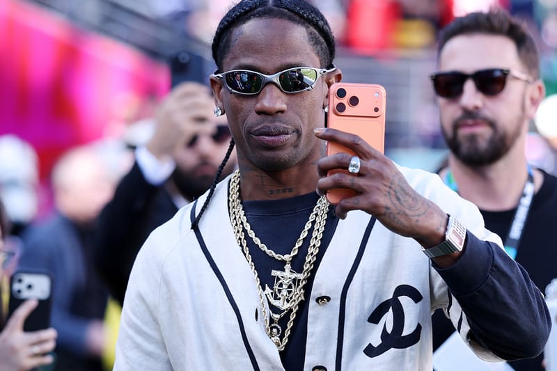 Fit Check: Travis Scott porta Chanel d’archivio e tech retro-futurista al Super Bowl LX