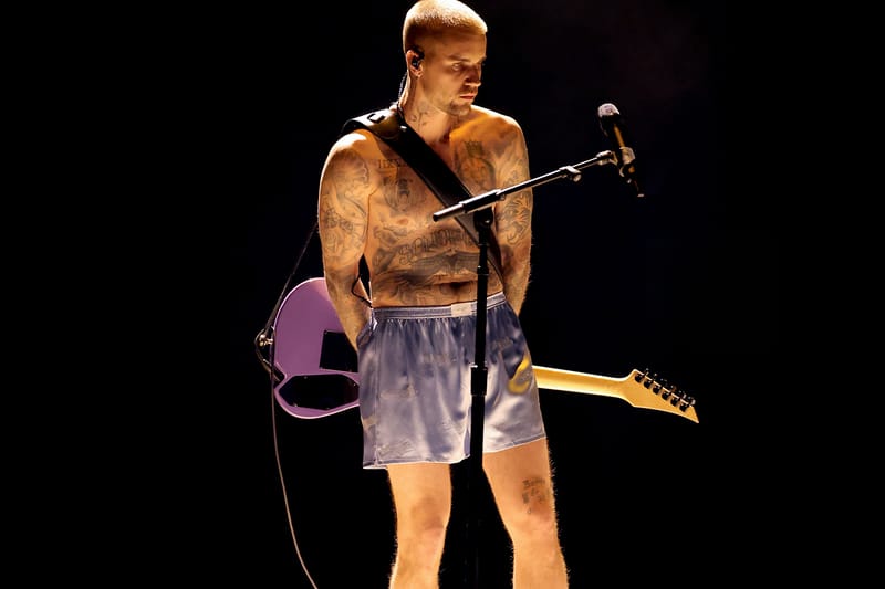 Fit Check: Justin Bieber passa dal completo Balenciaga ai boxer SKYLRK ai Grammy 2026