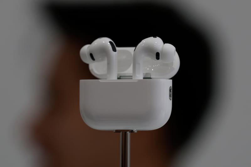 Voci sugli Apple AirPods Pro 4: in arrivo micro‑fotocamere a infrarossi integrate