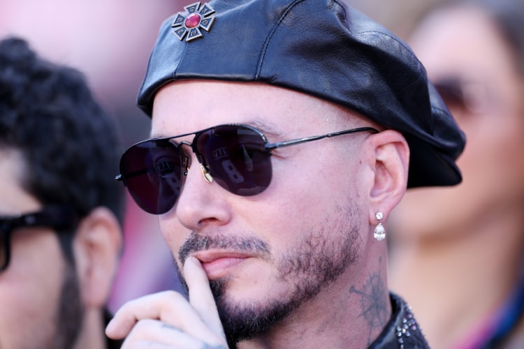 J Balvin avvistato con una inedita Air Jordan 4 al Super Bowl LX