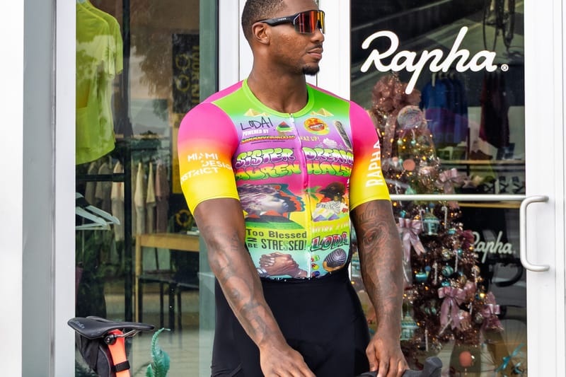 Lauren Halsey firma la maglia Rapha per il Dolphins Cancer Challenge