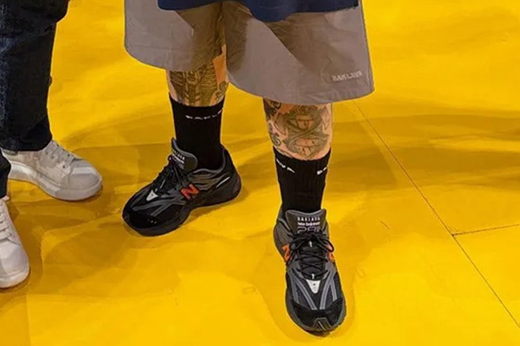 Action Bronson sfoggia a bordocampo le nuove New Balance 2811 Baklava