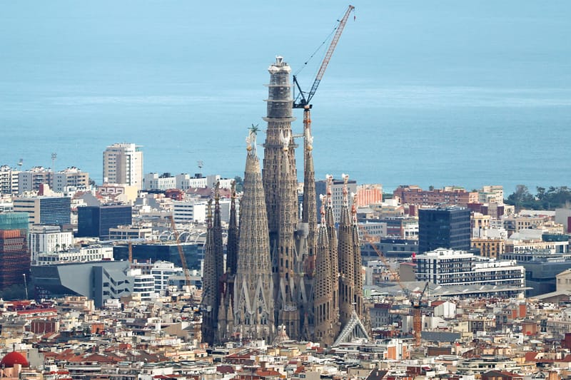 Installato l’ultimo elemento della torre centrale della Sagrada Familia di Antoni Gaudí