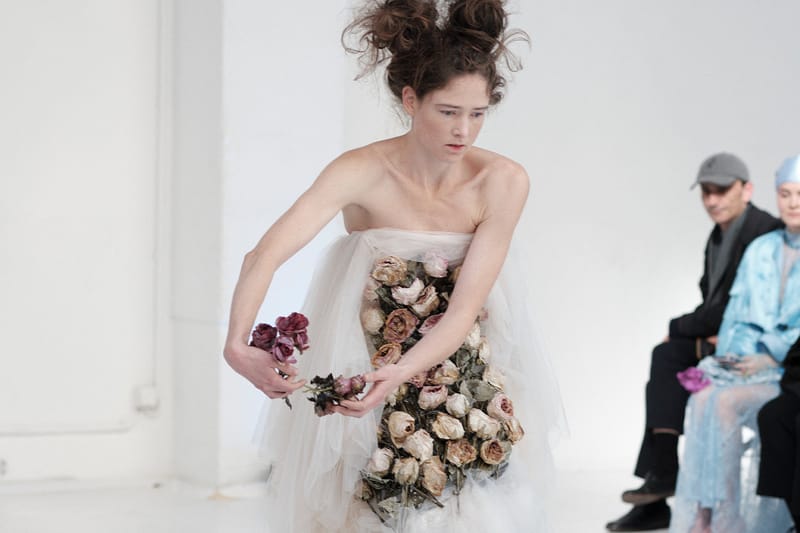 La FW26 di Caroline Hú è una poesia di texture, fragilità ed emozione