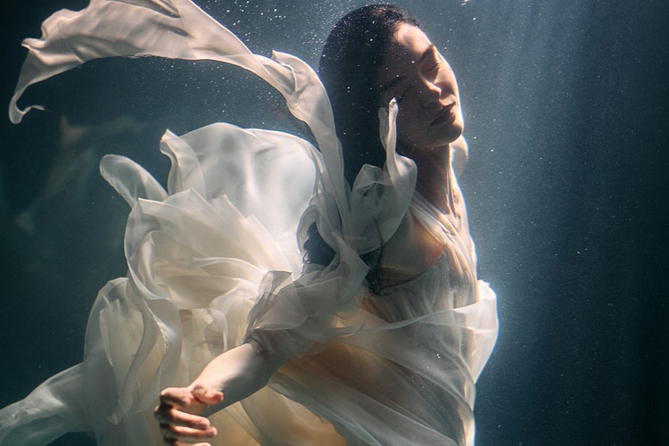 Mariacarla Boscono tra la magia delle radici italiane, la bellezza da “Drama Queen” e l’arte di vendere sogni