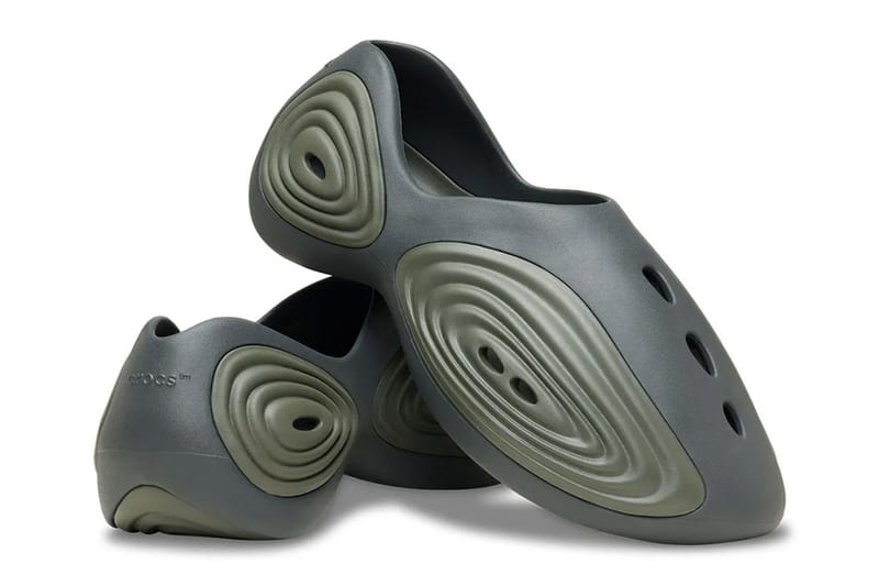 Le Crocs Ripple “Graphite/Dusty Olive” di Steven Smith uniscono stile e ergonomia brutalista