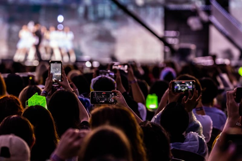 HYBE, SM, JYP e YG Entertainment lanciano il festival K‑Pop globale “FANOMENON”