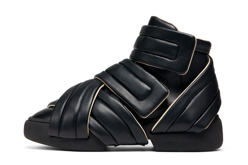 La sneaker "Future" di Maison Margiela torna in scena ancora più fasciata
