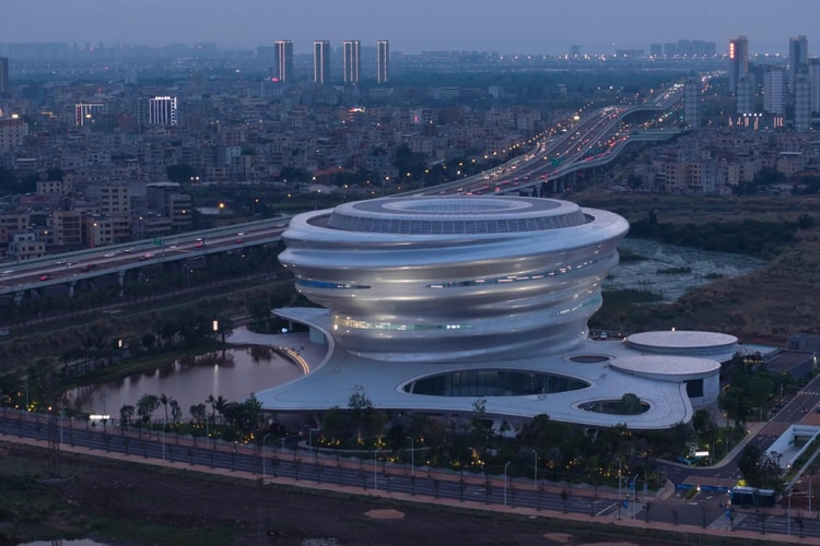 Il nuovo Hainan Science Museum di MAD Architects: la nuvola sospesa che galleggia su Haikou