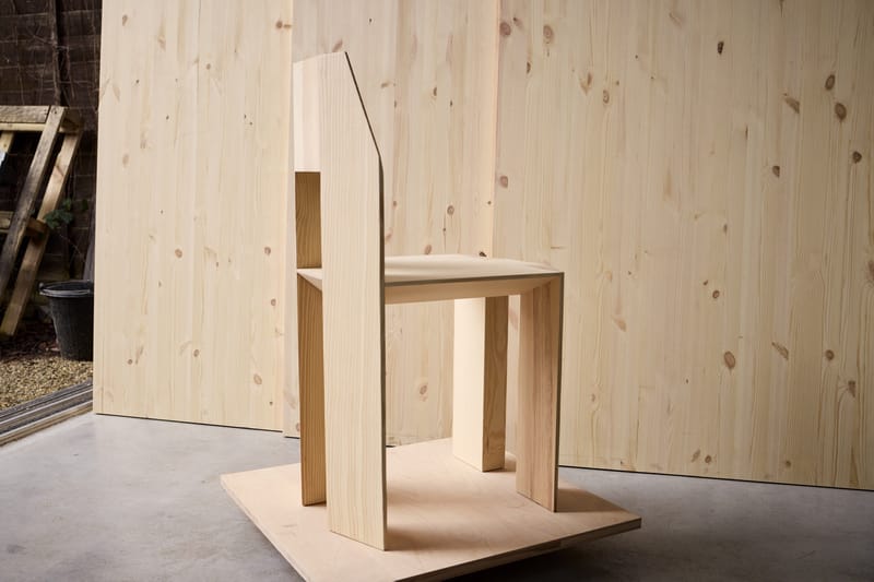 Max Lamb fa rendere al massimo il materiale con la nuova "Min Chair"