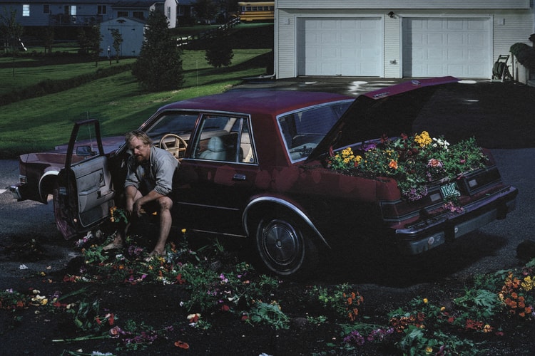 Gregory Crewdson esplora il lato oscuro della periferia nelle nuove stampe “Dream House”