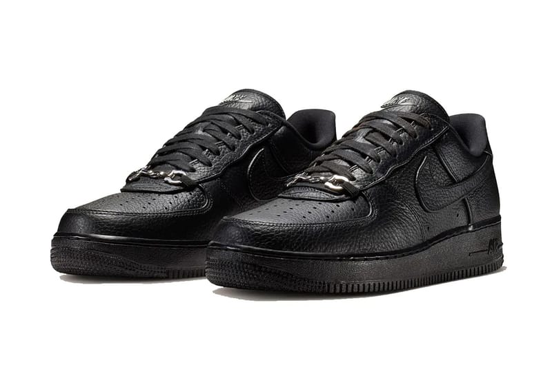 Eleganza in parquet: Nike rinnova le Air Force 1 “Black Leather” con fibbia da loafer